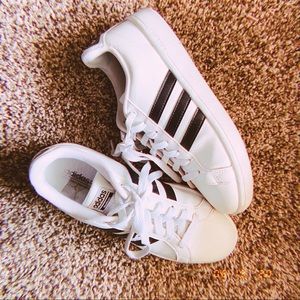 Adidas white tennis shoes 🏀
